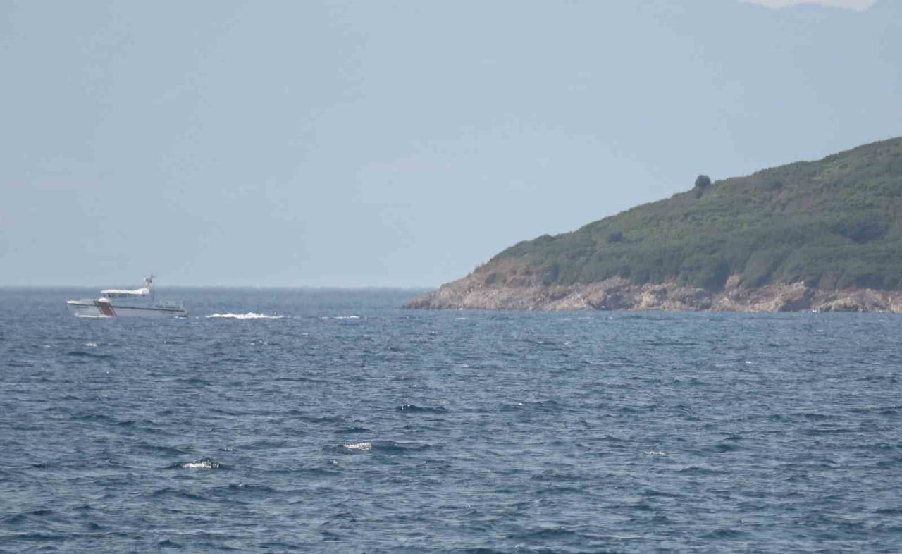 AYVALIK’TA GECE DENİZDE KAYBOLAN GENÇ İÇİN ARAMA KURTARMA ÇALIŞMALARI ARALIKSIZ SÜRÜYOR