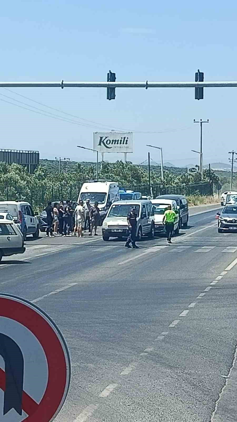 AYVALIK’TA KOZAK KAVŞAĞINDA ZİNCİRLEME KAZA: 3 ARAÇ BİRBİRİNE GİRDİ