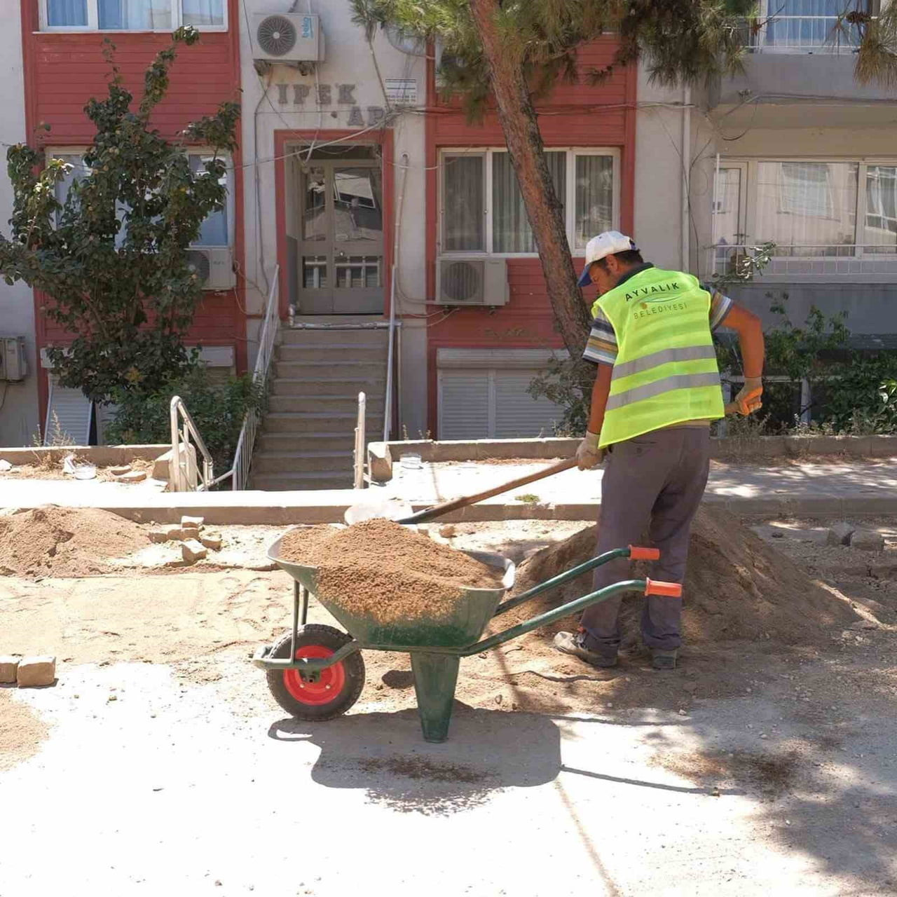 AYVALIK’TA YOL BAKIM VE ONARIM ÇALIŞMALARI ARALIKSIZ SÜRÜYOR