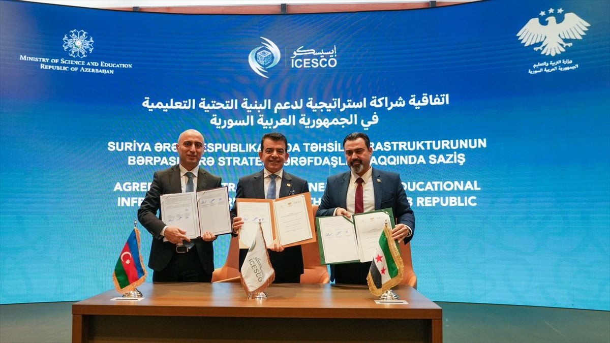 Azerbaycan Bilim ve Eğitim Bakanı Emin Amrullayev (solda), ICESCO Genel Direktörü Salim bin...