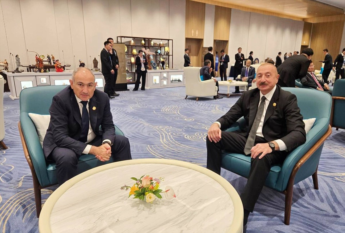 Azerbaycan Cumhurbaşkanı İlham Aliyev (sağda)  ile Ermenistan Başbakanı Nikol Paşinyan (solda)...