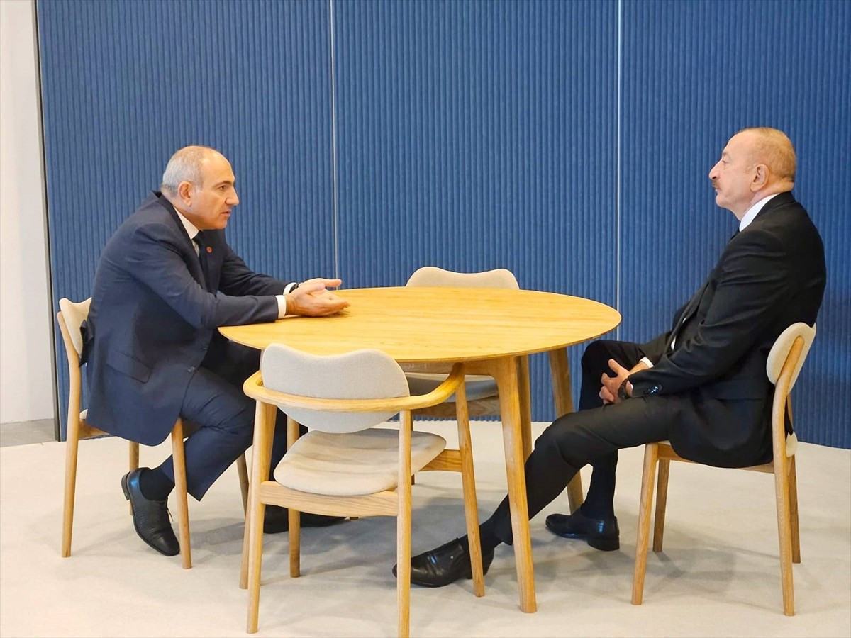 Azerbaycan Cumhurbaşkanı İlham Aliyev (sağda) ile Ermenistan Başbakanı Nikol Paşinyan (solda)...