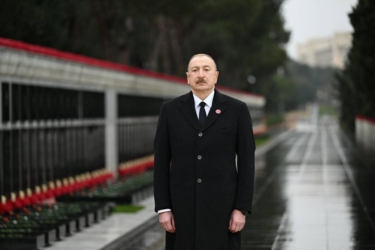 Azerbaycan Cumhurbaşkanı İlham Aliyev, Şehitler Hıyabanı'nı ziyaret ederek ülkesinde bağımsızlığın...