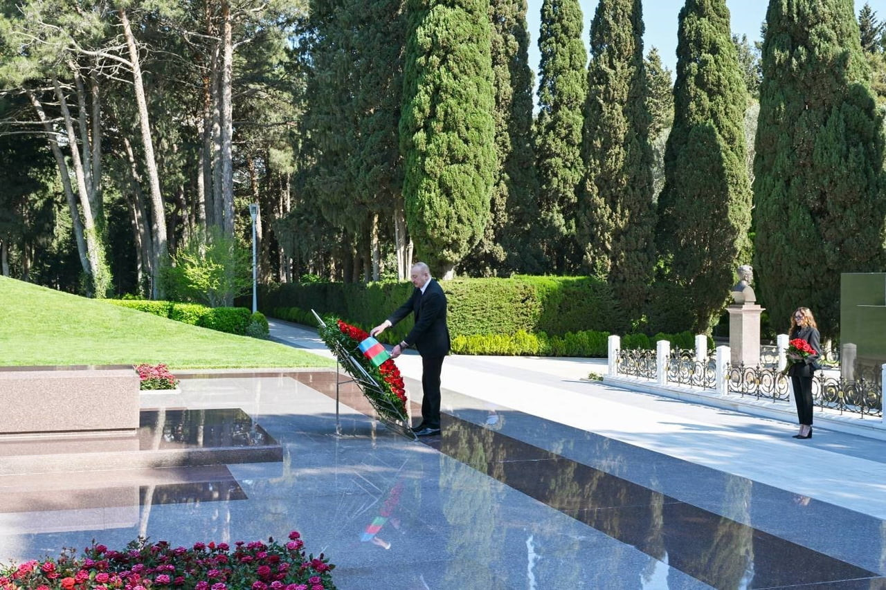 AZERBAYCAN CUMHURBAŞKANI İLHAM ALİYEV VE EŞİ, AZERBAYCAN’IN MERHUM LİDERİ HAYDAR ALİYEV’İ...
