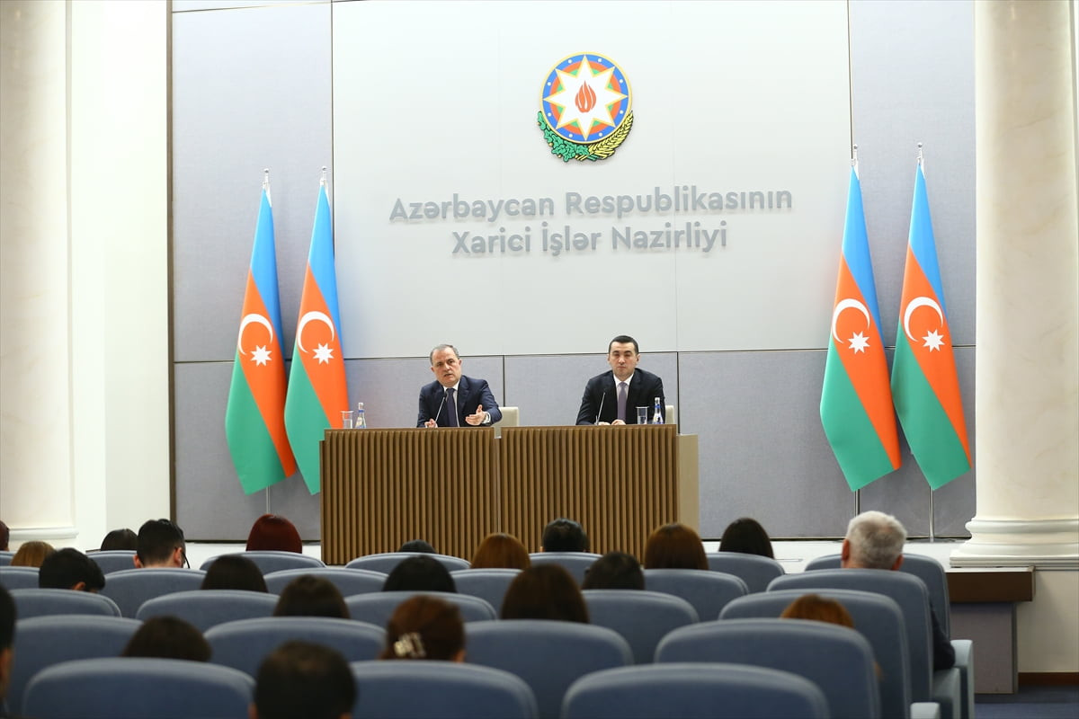  Azerbaycan Dışişleri Bakanı Ceyhun Bayramov, düzenlediği basın toplantısında ülkesinin dış...