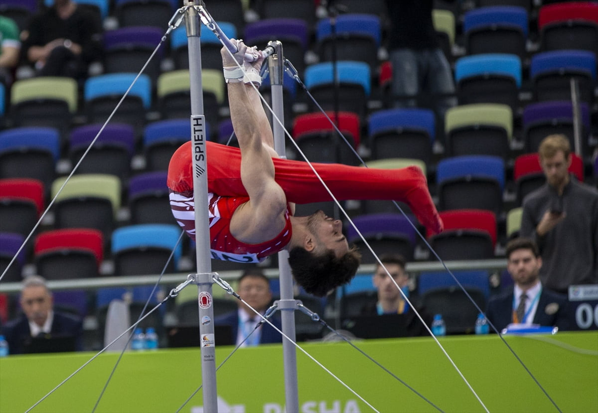 Azerbaycan'da düzenlenen Artistik Cimnastik Dünya Kupası'nın ikinci gününde Kerem Şener barfiks...