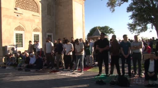 Azerbaycan'ın başkenti Bakü'de camileri dolduran binlerce Müslüman bayram namazı kıldı.