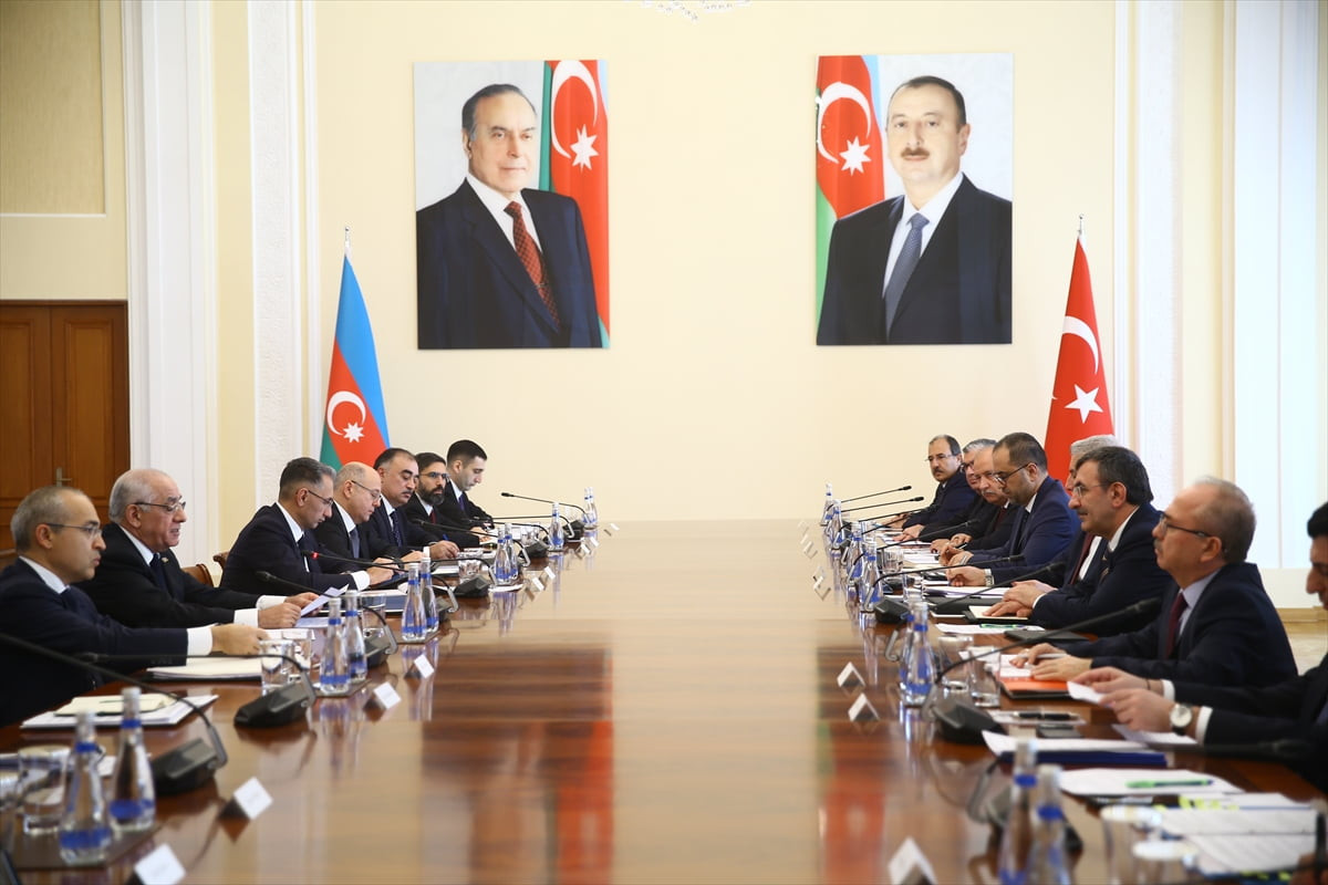 Azerbaycan'ın başkenti Bakü'de, Cumhurbaşkanı Yardımcısı Cevdet Yılmaz ile Azerbaycan Başbakanı...