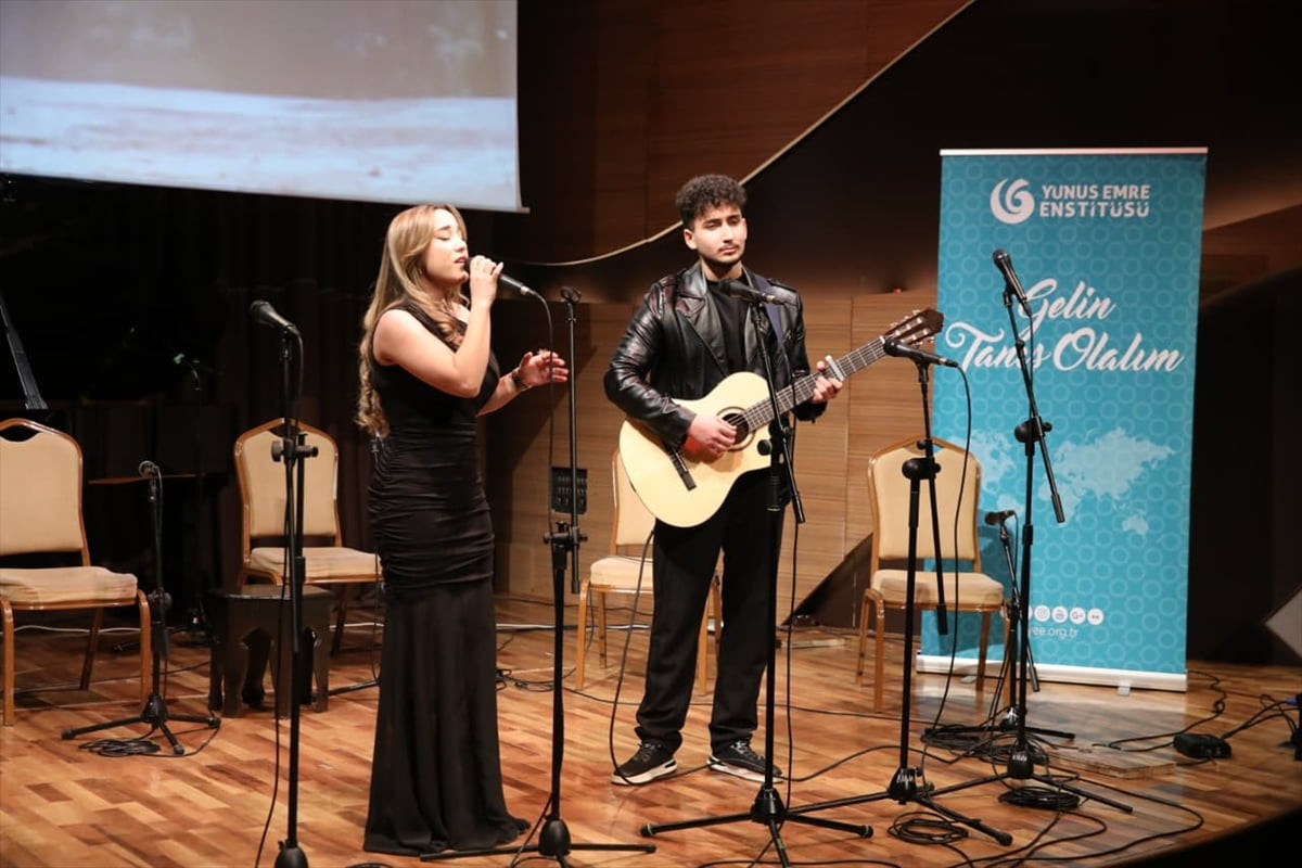 Azerbaycan'ın başkenti Bakü'de sanatçı Barış Manço'nun anısına "7'den 77'ye 'Müziğin Barış'ı...