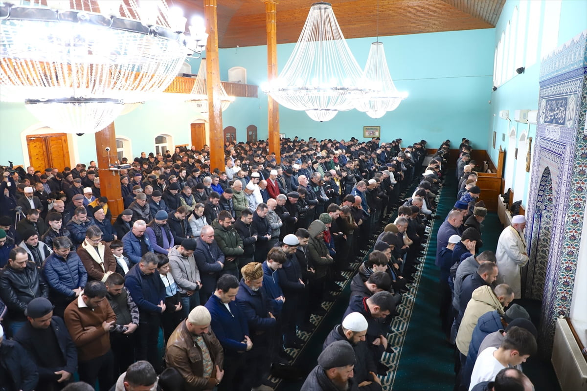 Azerbaycan'ın başkenti Bakü'de ve diğer illerde Ramazan Bayramı namazı kılındı. Azerbaycan'ın...