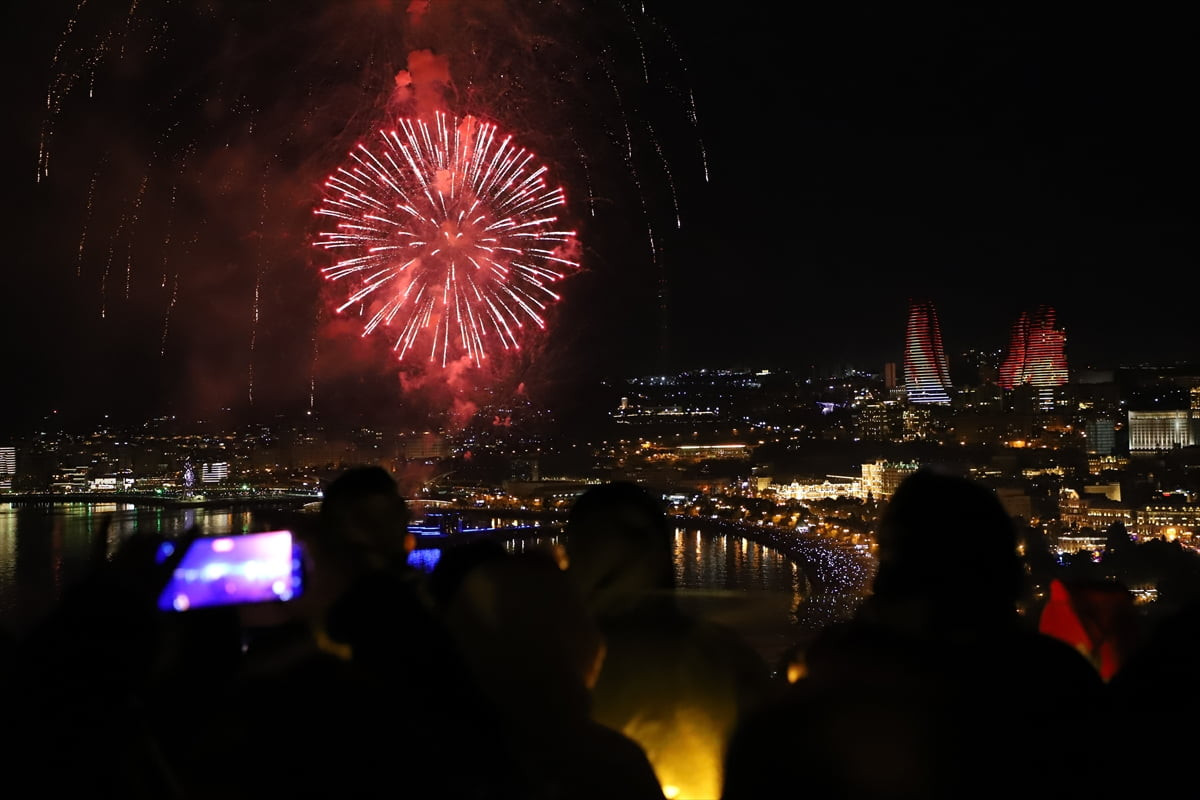  Azerbaycan'ın başkenti Bakü'de yeni yıl, Hazar Denizi kıyısında düzenlenen havai fişek...