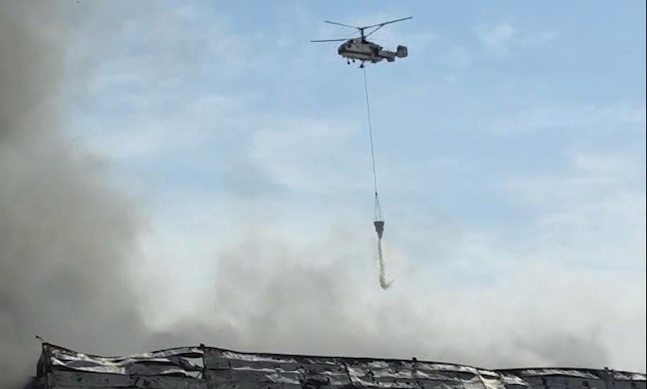 AZERBAYCAN’IN BAŞKENTİ BAKÜ’DE ÇIKAN DEPO YANGININA 182 PERSONEL, 40 ARAÇ VE 2 HELİKOPTERLE...