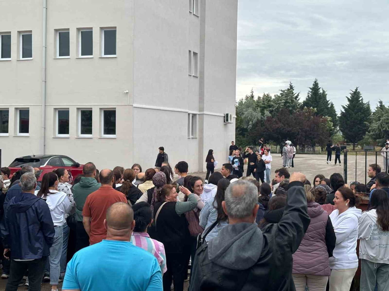 BABAESKİ İLÇESİNDE LİSELERE GEÇİŞ SİSTEMİ (LGS) SINAVINDA ÖĞRENCİLER SINAV SALONLARINDA TER...