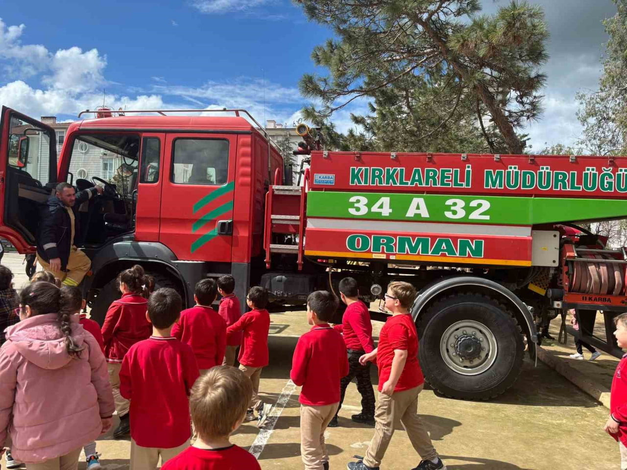 BABAESKİ’DE ÖĞRENCİLERE ORMAN SEVGİSİ VE YANGIN EĞİTİMİ VERİLDİ.