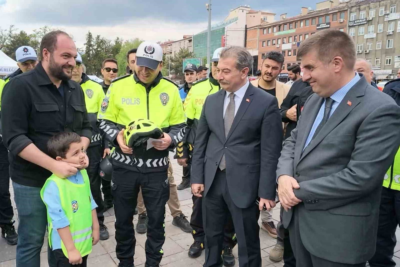 BABASIYLA BİRLİKTE TRAFİK KAZASI GEÇİREN BİR ÇOCUĞUN, KASK TAKDİMİ SIRASINDA VALİ SARIİBRAHİM'E...