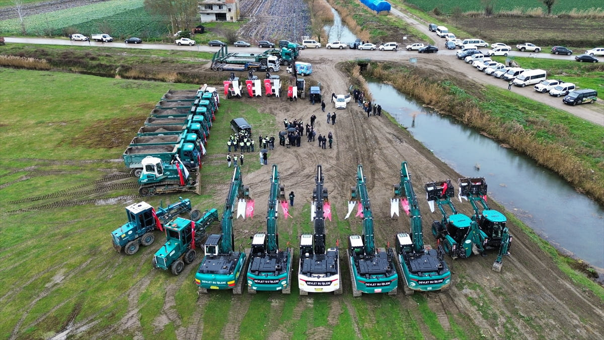 Bafra Ovası'nda düzenlenen törenle 2026 yılı drenaj kanallarının temizlik ve bakım çalışmaları...