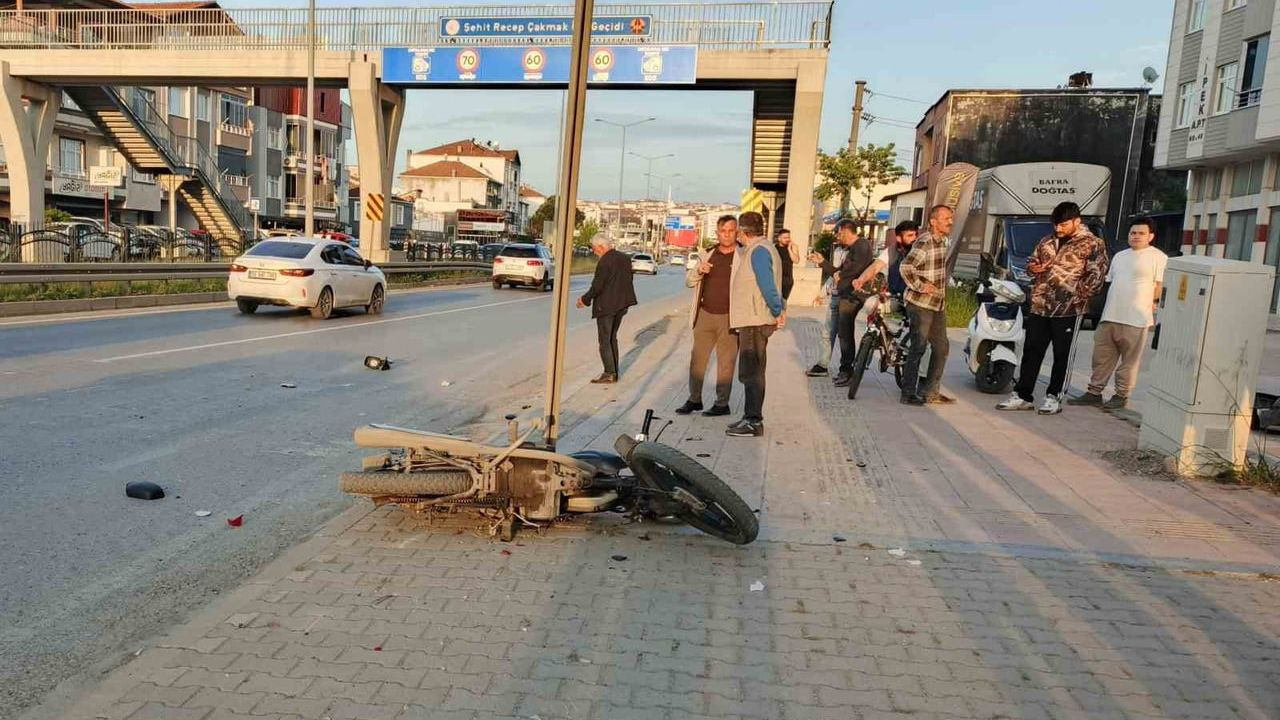 Bafra'da Motosiklet Kazası: Kurye Ağır Yaralandı