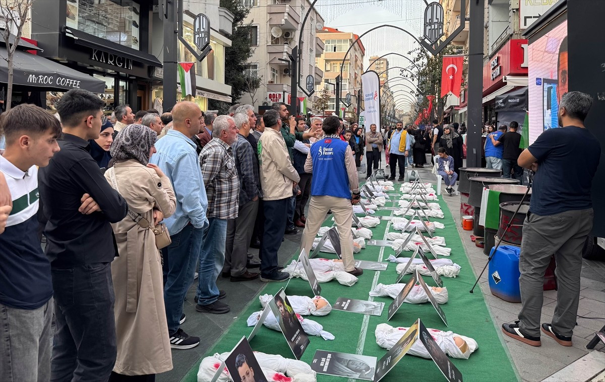 Bağcılar Belediyesi öncülüğünde yürütülen "Bağcılar'dan Gazze'ye Umut Ol" kampanyası kapsamında...