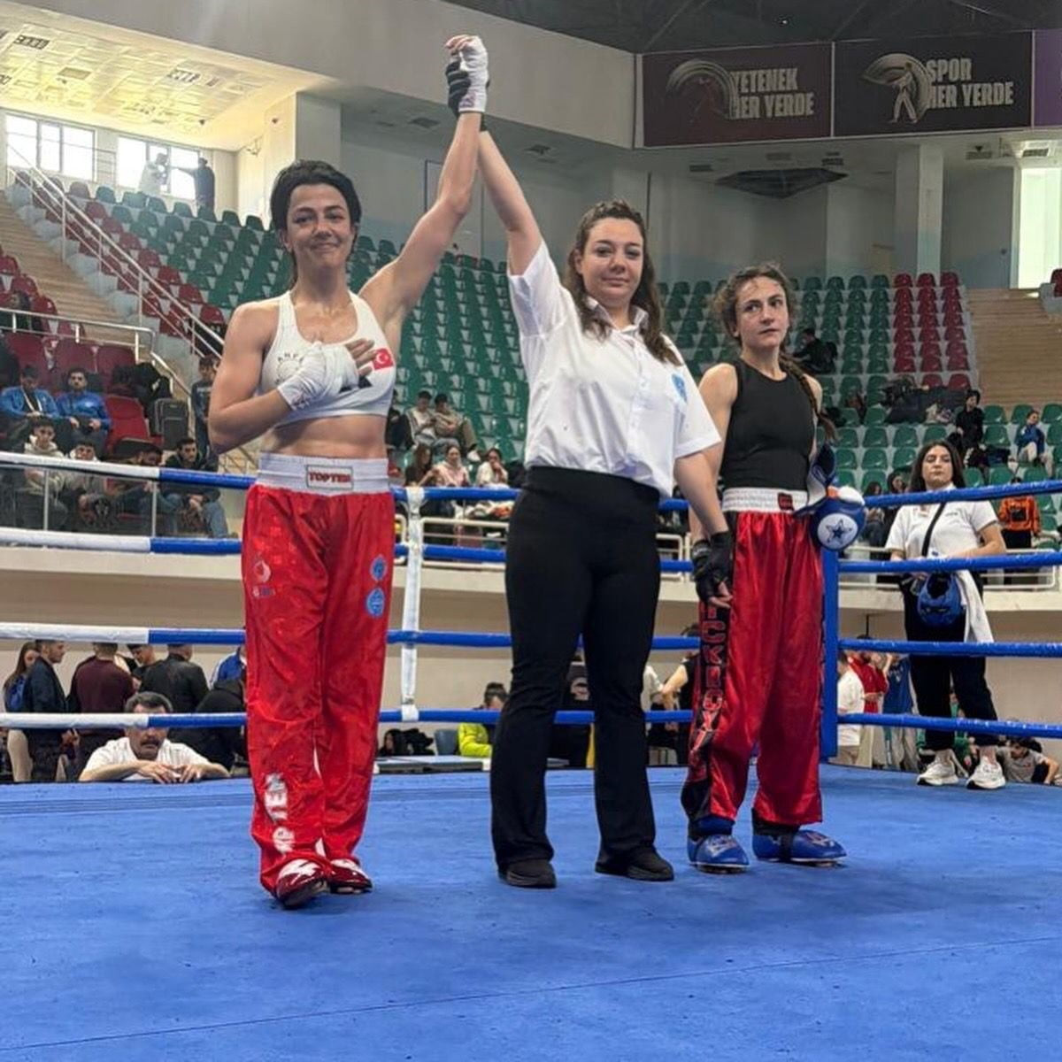 BAĞCILAR BELEDİYESİ PERSONELİ EMİNE ARSLAN, 6 BİN 200 SPORCUNUN KATILDIĞI TÜRKİYE KİCK BOKS...