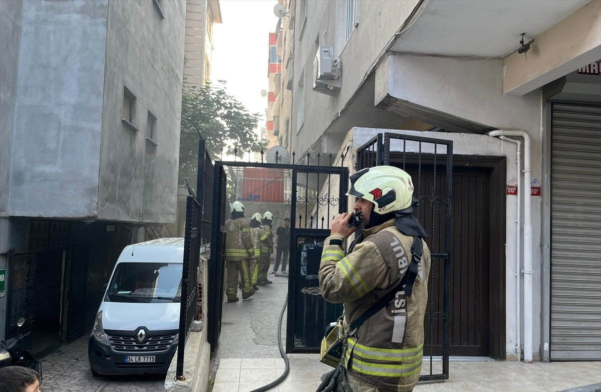 Bağcılar Çınar Mahallesi 749. Sokak'ta bulunan 7 katlı binanın girişinde çıkan yangın itfaiye...