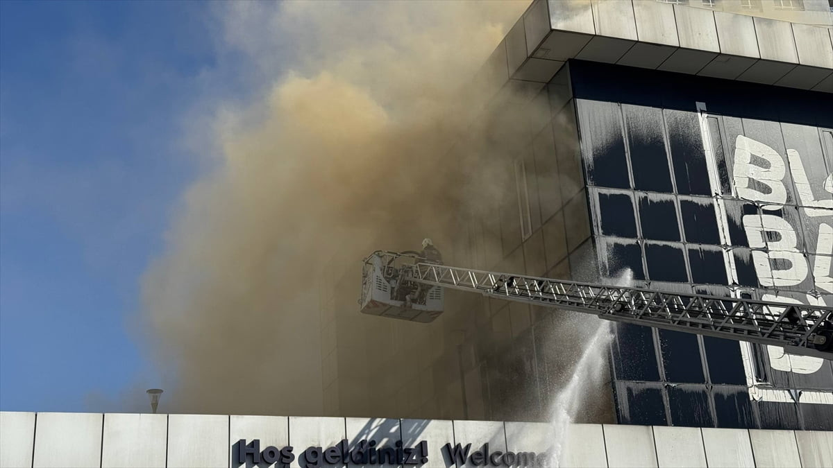 Bağcılar'da 2 katlı binada çıkan yangın, itfaiye ekiplerinin müdahalesiyle söndürüldü.