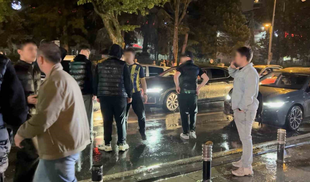 BAĞDAT CADDESİ’NDE ŞAMPİYONLUK KUTLAMASINDA GERGİNLİK YAŞANDI