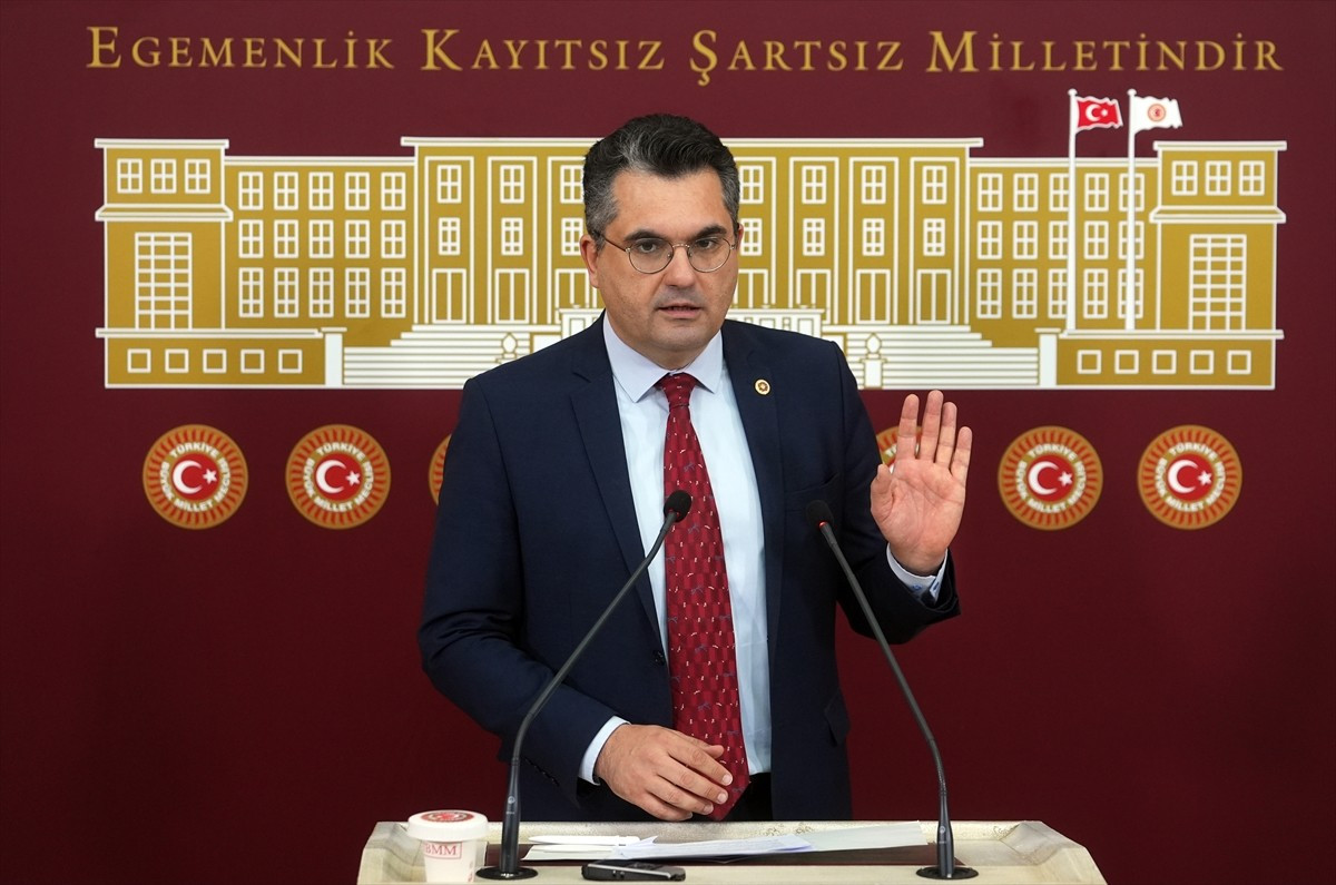 Bağımsız Balıkesir Milletvekili Burak Dalgın, TBMM'de basın toplantısı düzenledi.