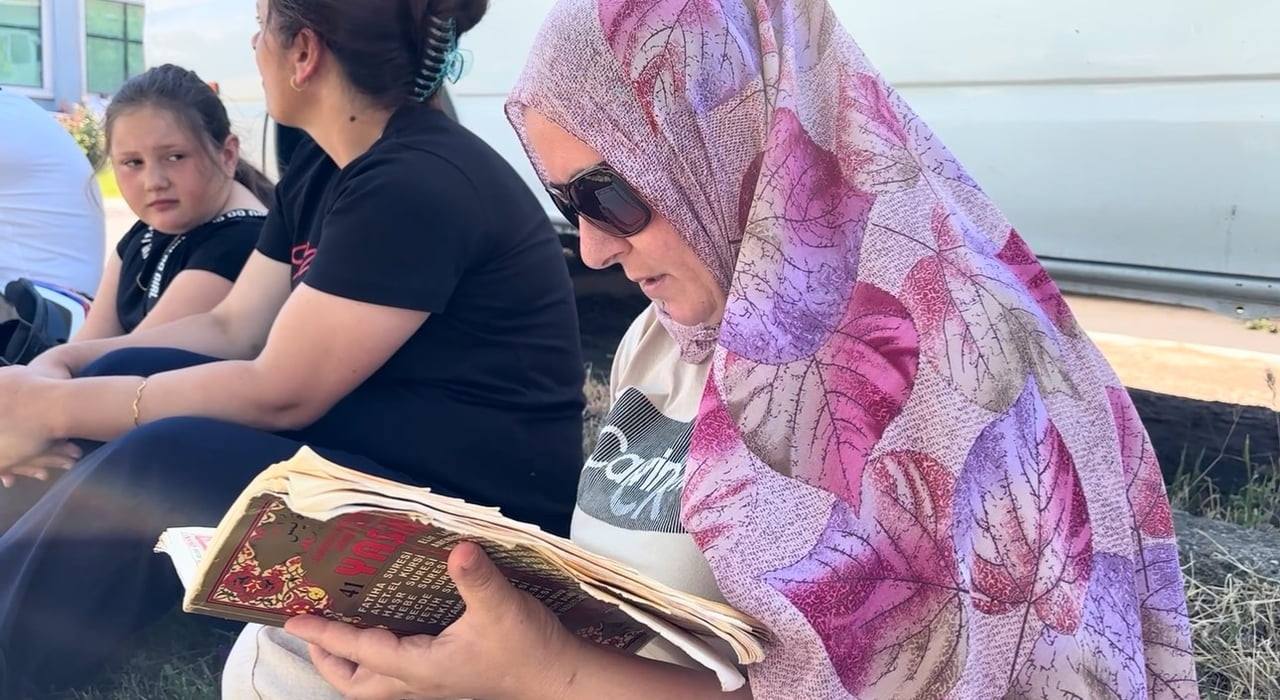 BAHAR ARI, SINAVA GİREN KIZINI DUALARLA BEKLEDİ