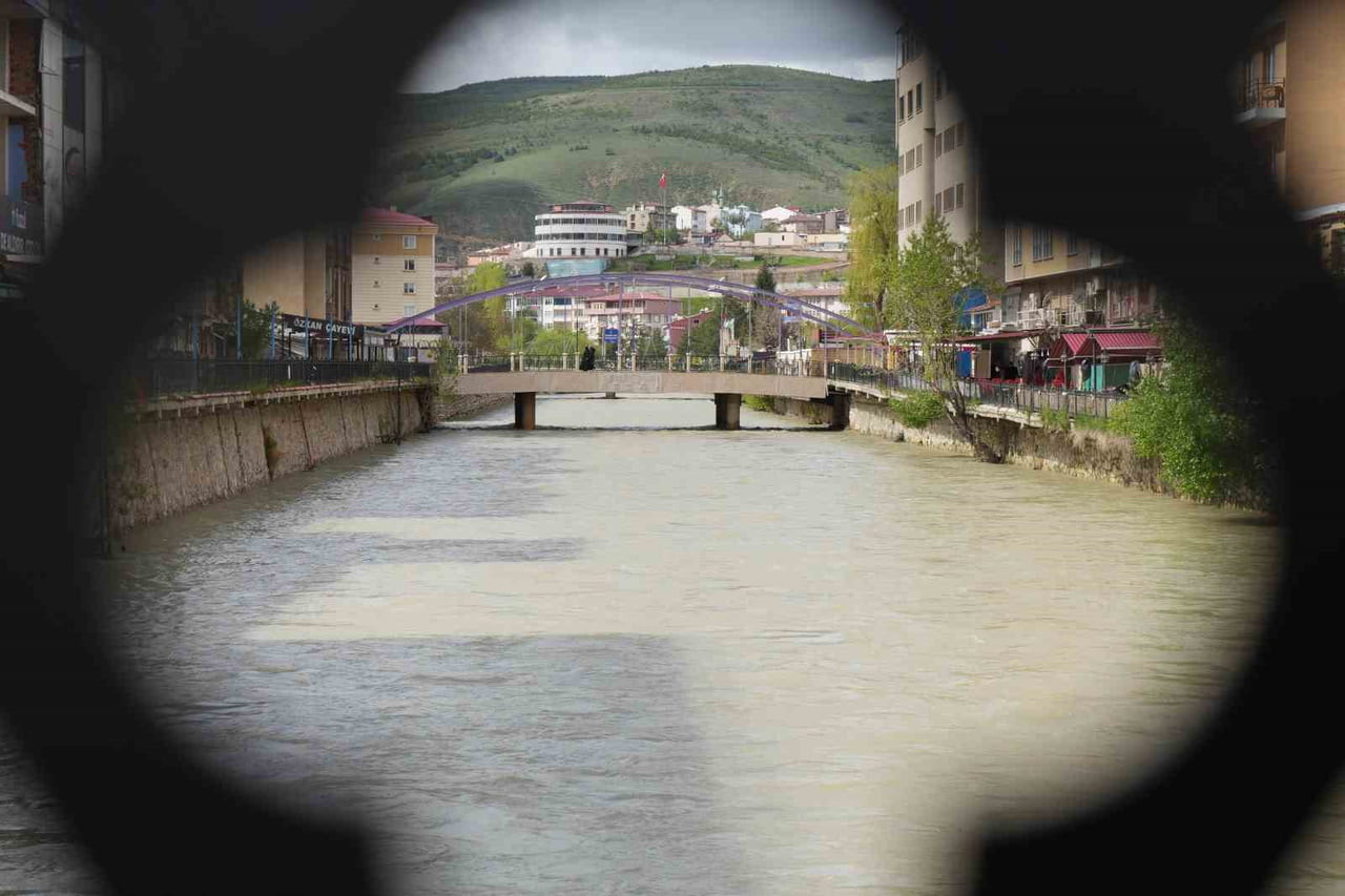 BAHAR YAĞIŞLARI ÇORUH NEHRİ’NİN SU SEVİYESİNİ YÜKSELTTİ