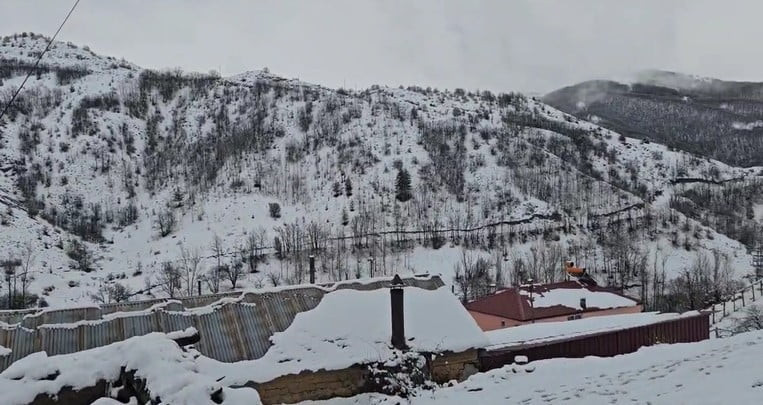 BAHAR YERİNİ KIŞA BIRAKTI: ERZİNCAN REFAHİYE’DE KAR YAĞIŞI ETKİLİ OLDU