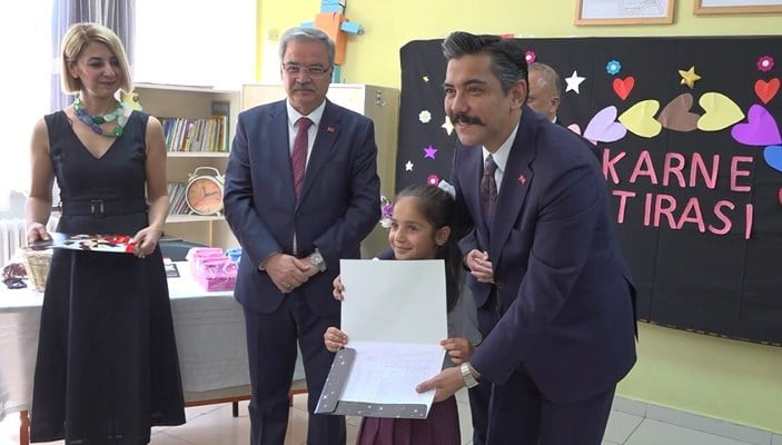 BAHATTİN KAYALI İLKOKULU'NDA DÜZENLENEN KARNE DAĞITIM TÖRENİNDE İSE ÖĞRENCİLERE KARNELERİ...
