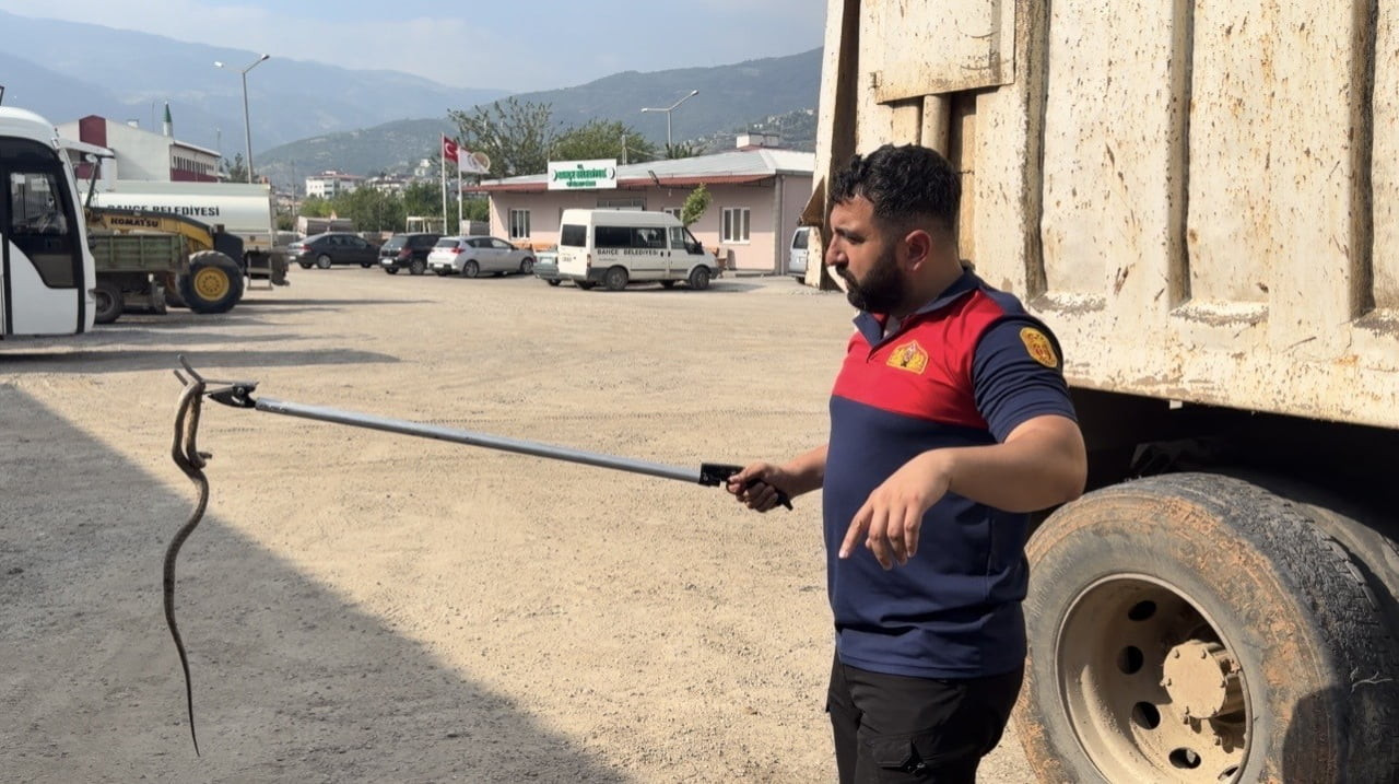 BAHÇE İLÇESİNDE ZABITA EKİPLERİNİN KONTROL AMACIYLA DURDURDUĞU SAMAN YÜKLÜ TIRDA FARK EDİLEN...