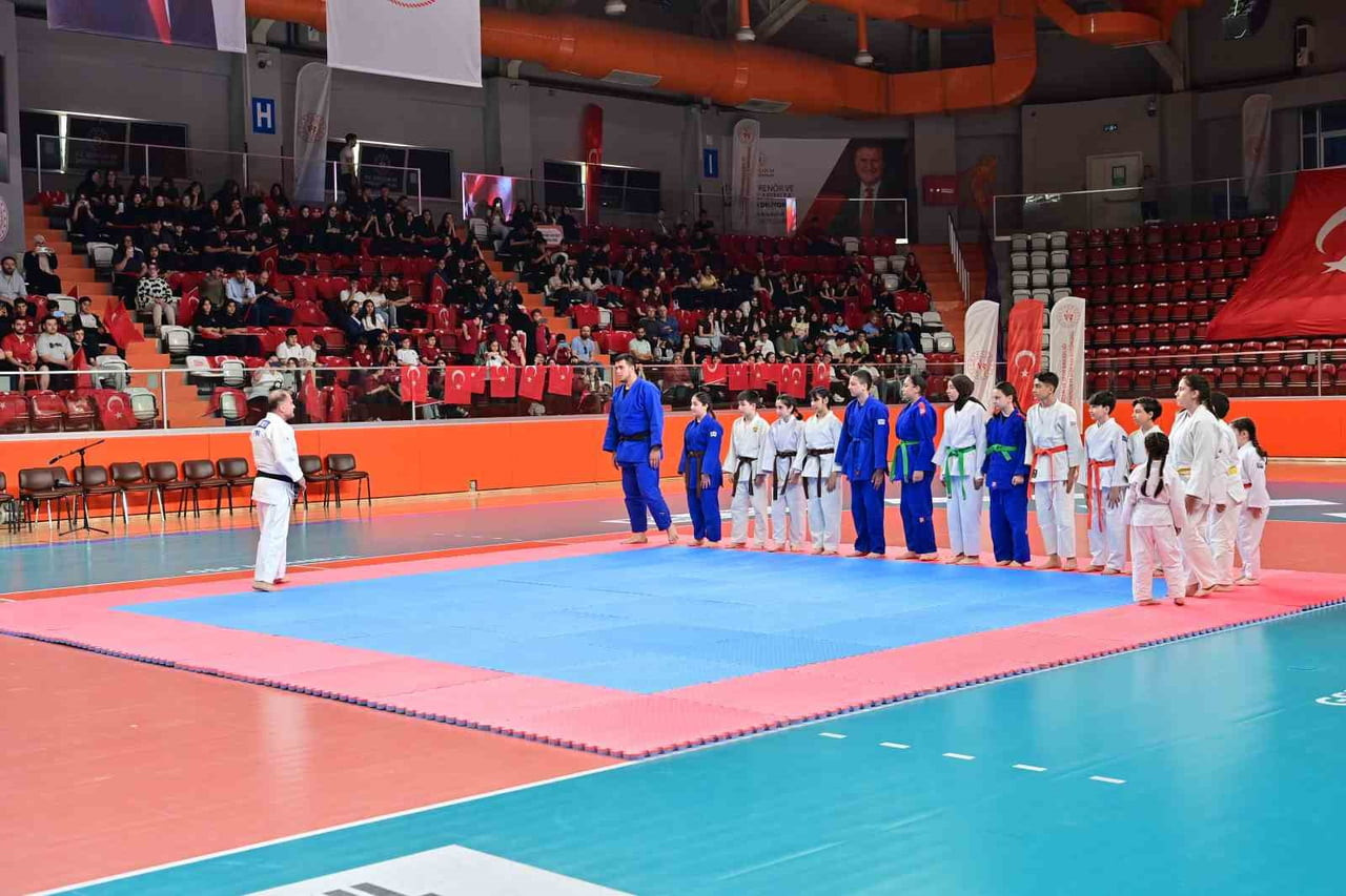 BAHÇELİEVLER BELEDİYESİ TARAFINDAN 19 MAYIS ATATÜRK’Ü ANMA, GENÇLİK VE SPOR BAYRAMI’NIN 107. YIL...