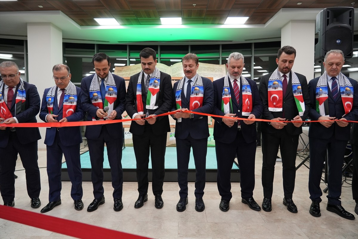 Bahçelievler Belediyesi tarafından bu yıl 4'üncüsü düzenlenen Ulusal Kitap Fuarı, kitapseverlerle...