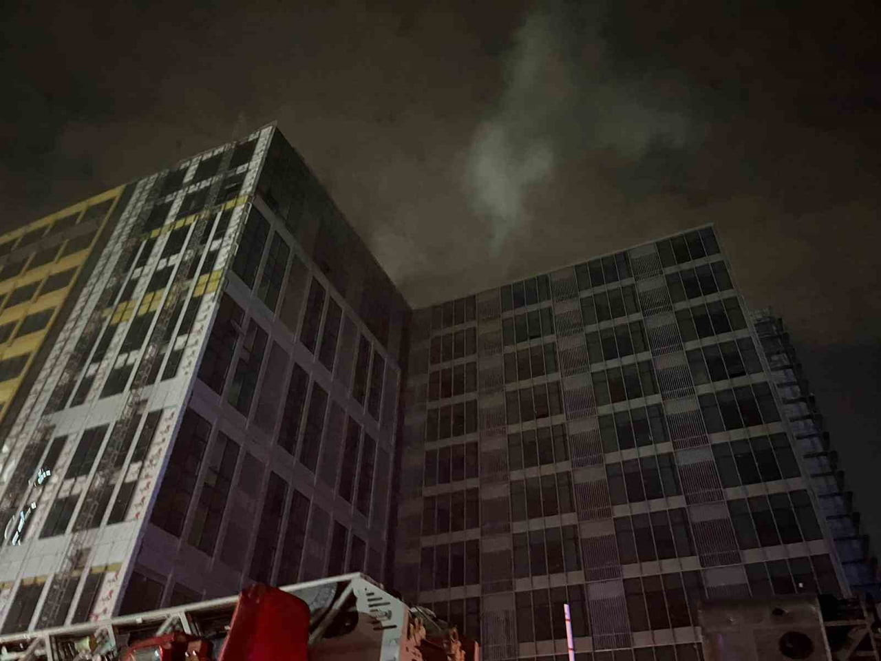 BAHÇELİEVLER İNŞAAT HALİNDE OLAN 12 KATLI BİNANIN ELEKTRİK PANELİNDE YANGIN ÇIKTI.