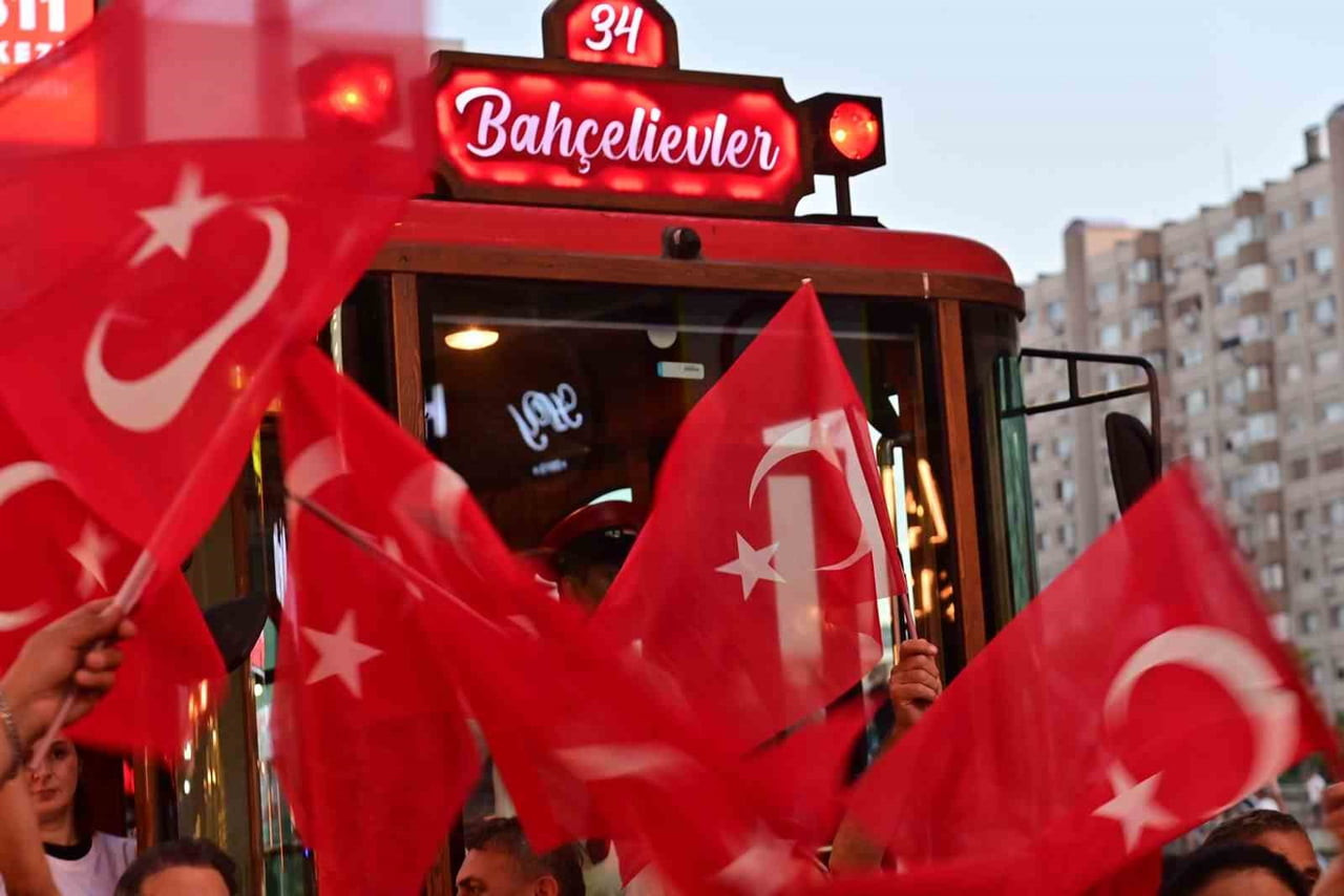 BAHÇELİEVLER'DE 15 TEMMUZ ŞEHİTLERİ YÜRÜYÜŞLE ANILDI