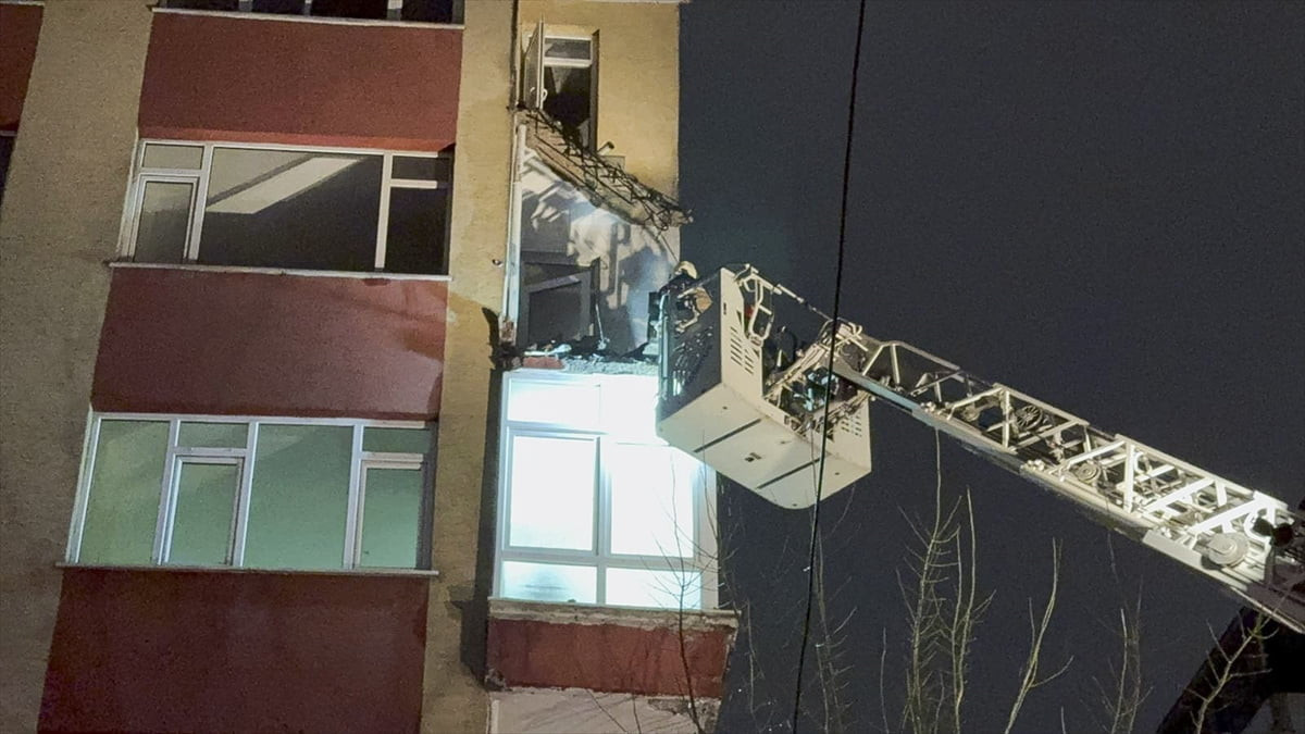 Bahçelievler'de 6 katlı binanın iki katındaki balkonlarda çökme meydana geldi, üzerine beton...