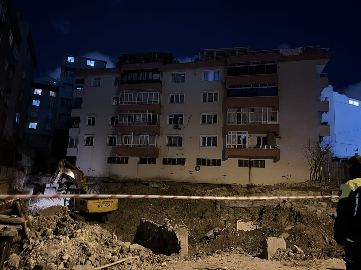 Bahçelievler'de bitişiğindeki inşaatın temel kazısı sırasında çökme riski oluşan 5 katlı bina...