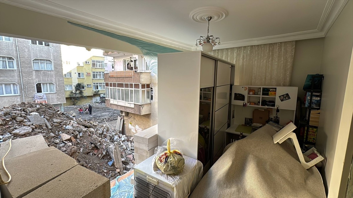 Bahçelievler'de kentsel dönüşüm kapsamında yıkımı yapılan binanın bitişiğindeki 38 yıllık...