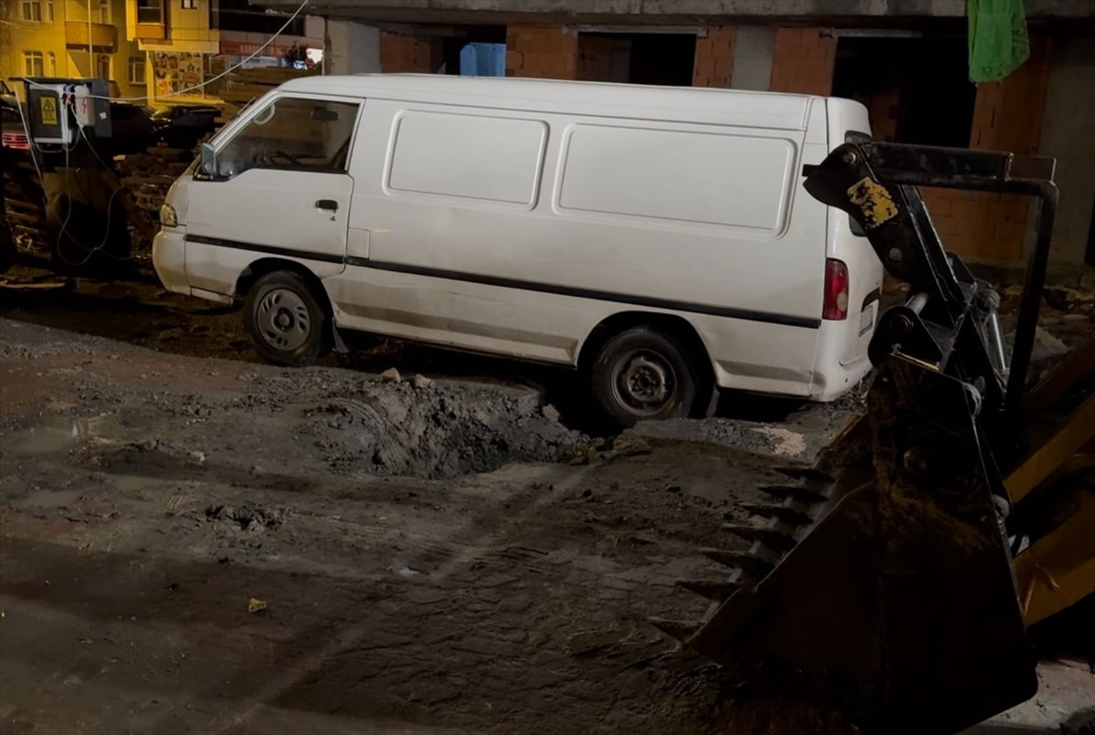 Bahçelievler'de kuvvetli yağış nedeniyle çökme meydana gelen yolda oluşan çukura bir aracın...