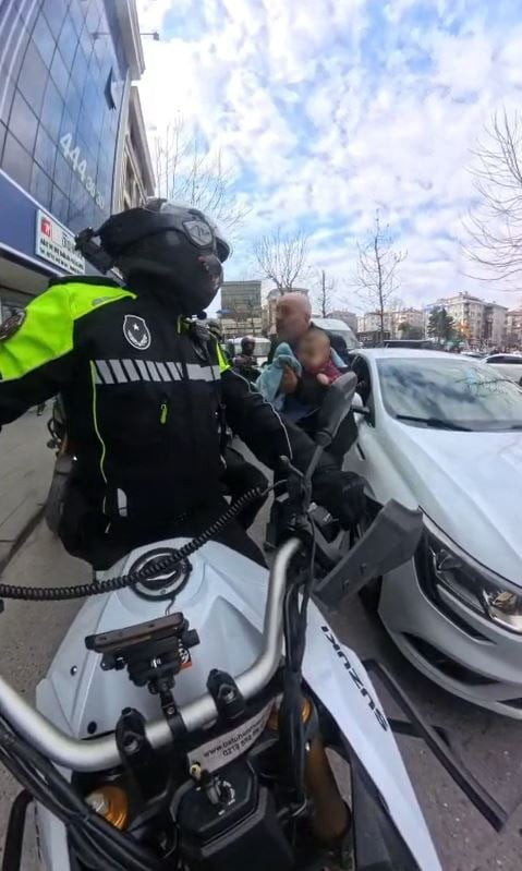 BAHÇELİEVLER’DE BEBEĞİ YERE DÜŞEREK YARALANAN AİLE YOĞUN TRAFİKTE KALINCA YARDIMINA BAHÇELİEVLER...