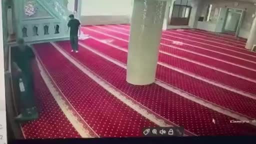 Bahçelievler’de camiyi temizleyen görevliye yumruklu saldırı kamerada