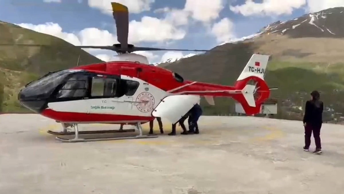 BAHÇESARAY İLÇESİNDE 78 YAŞINDAKİ HASTA HELİKOPTER AMBULANSLA VAN EĞİTİM VE ARAŞTIRMA HASTANESİNE...