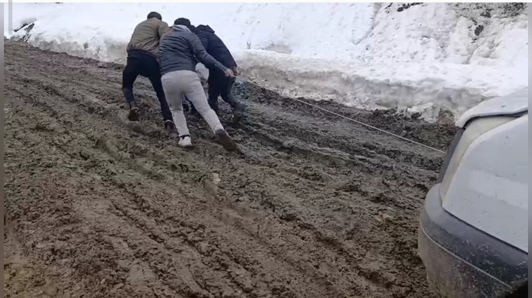 BAHÇESARAY İLÇESİNDE ETKİLİ OLAN OLUMSUZ HAVA VE YOL ŞARTLARI, VATANDAŞLARIN GÜNLÜK YAŞAMINI...