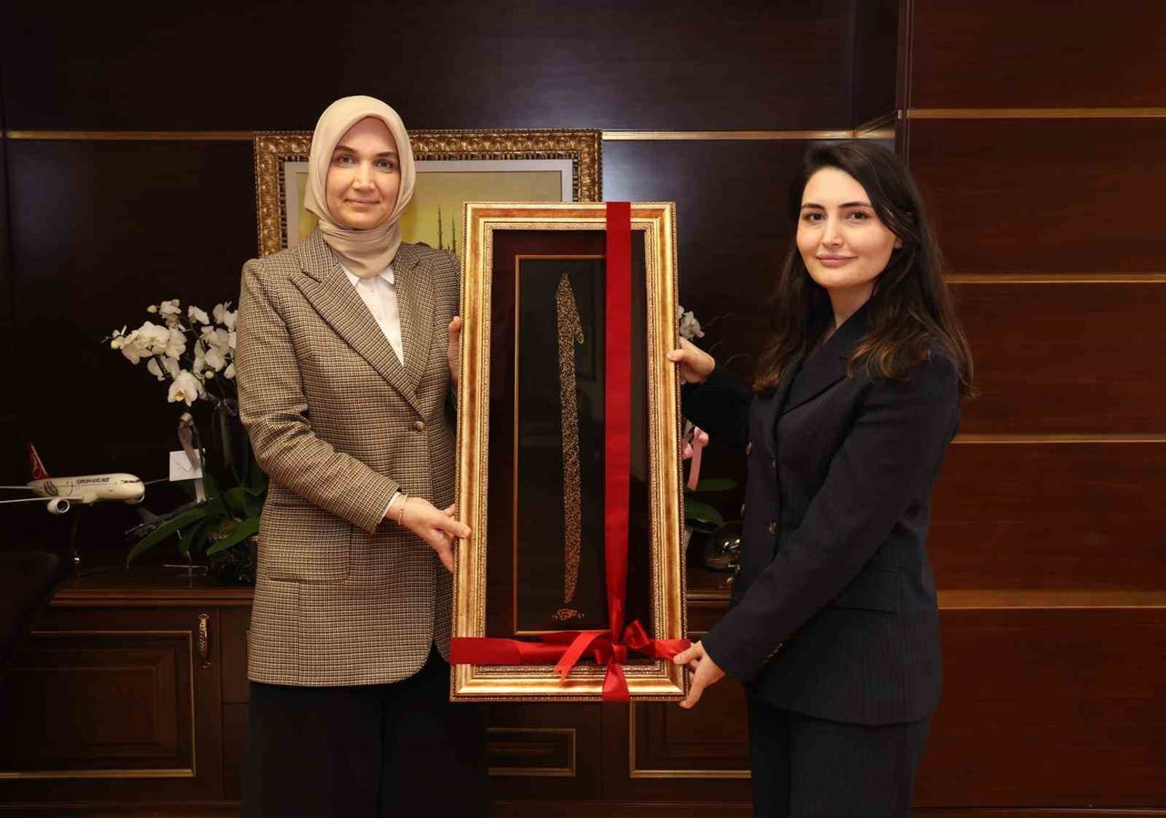 BAHŞILI KAYMAKAMI FİDAN BOZKIR (SAĞDAKİ) ROL MODEL VE REHBERLİK BULUŞMALARI KAPSAMINDA AİLE VE...