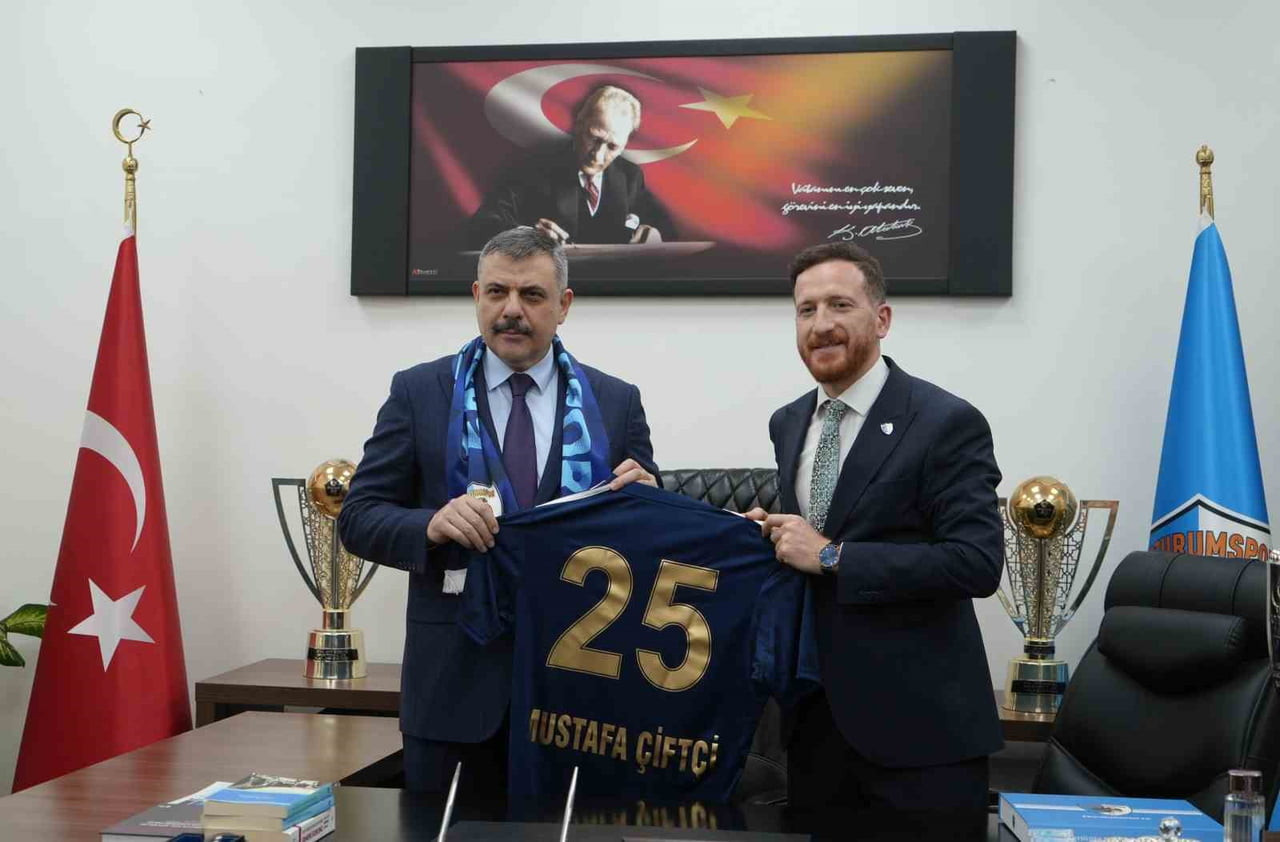 BAKAN ÇİFTÇİ BAŞKAN DAL İLE BİRLİKTE ŞAMPİYONLUK KUPASI İLE POZ VERDİ. KULÜP BAŞKANI AHMET DAL...