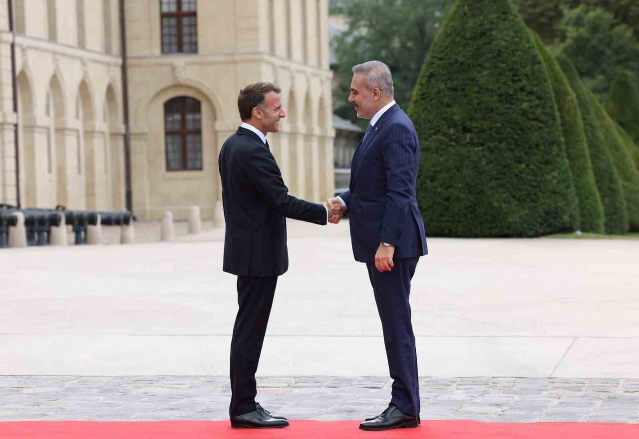 BAKAN FİDAN’IN MACRON TARAFINDAN KARŞILANMASI