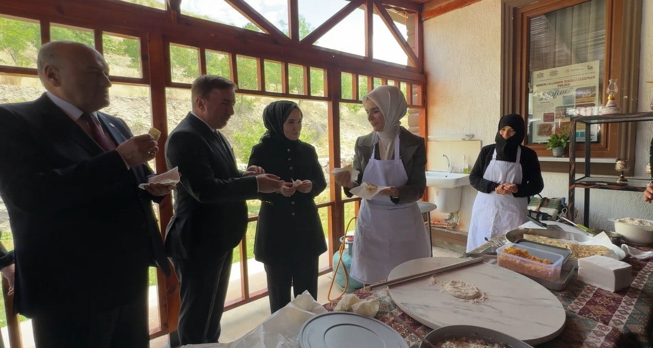 BAKAN GÖKTAŞ, ERZİNCAN'DA KADIN KOOPERATİFİNDE GÖZLEME PİŞİRİP İKRAM ETTİ