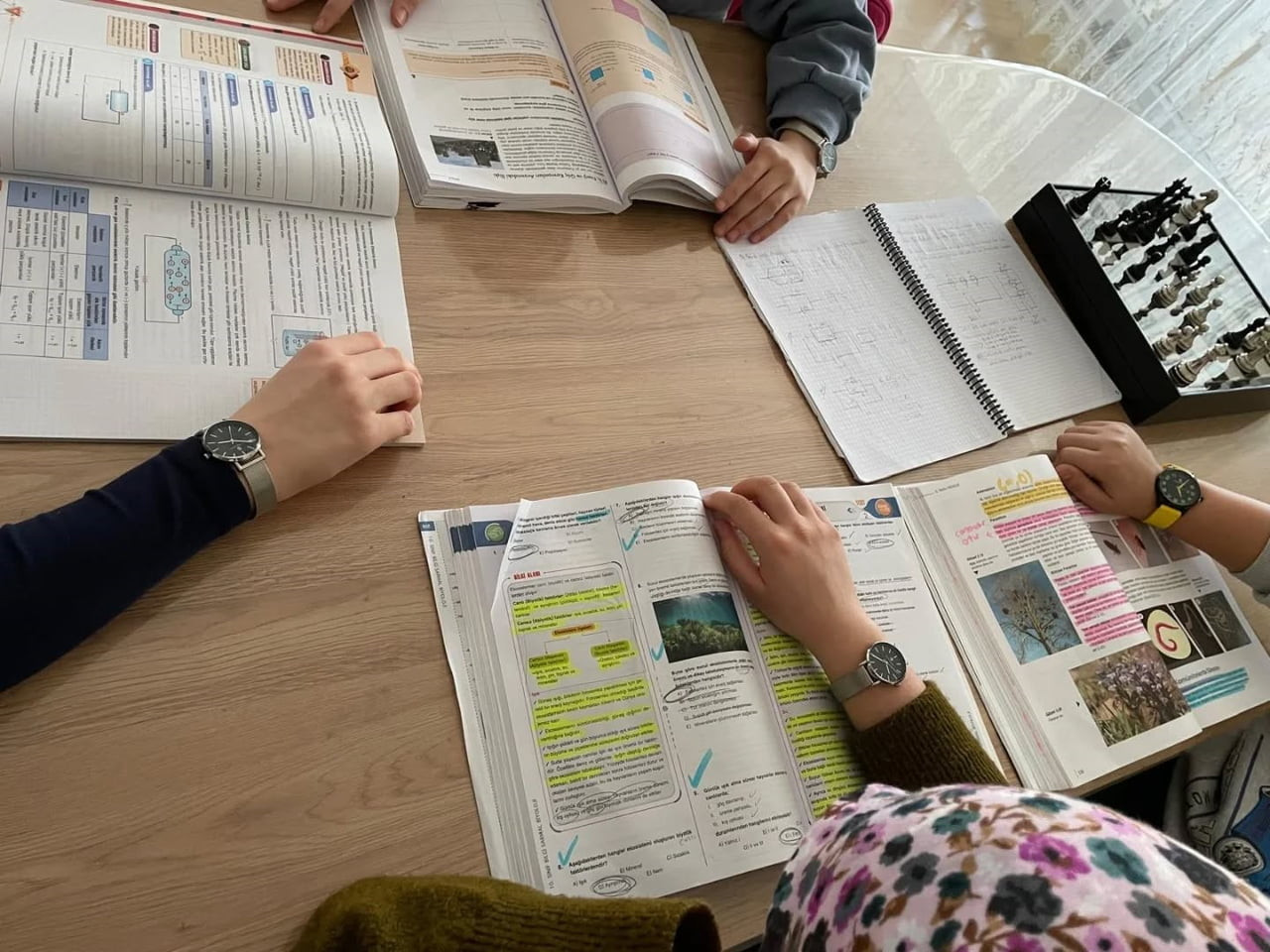 BAKAN GÖKTAŞ’TAN KORUMA ALTINDAKİ ÇOCUKLARA HEDİYE