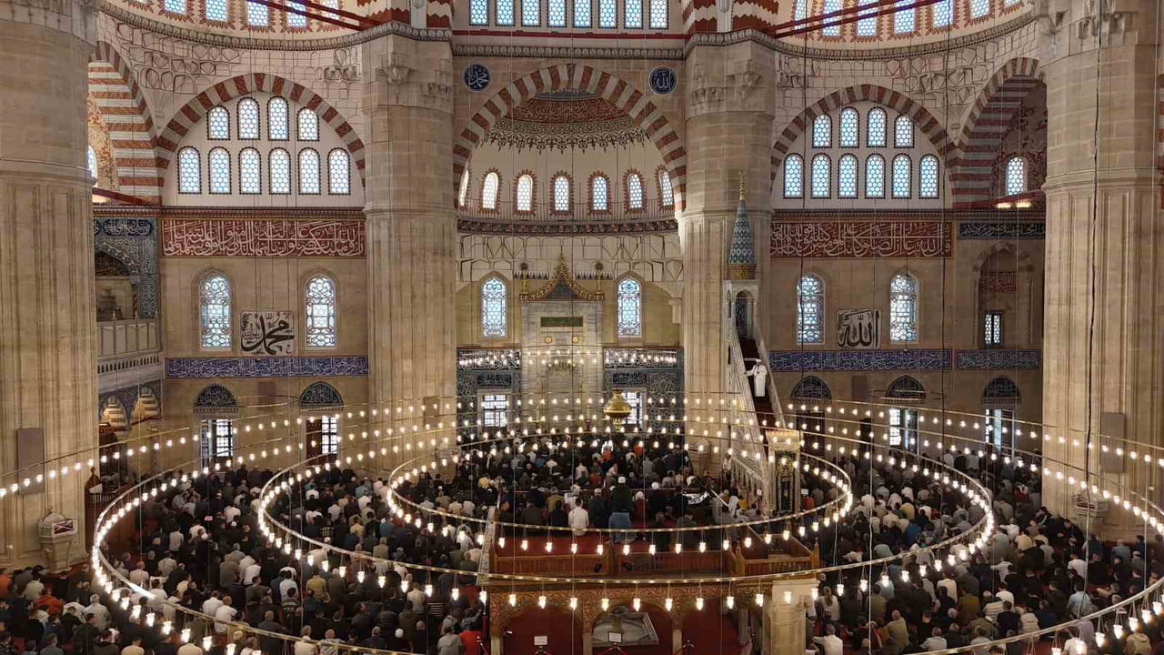 BAKAN GÜLER SELİMİYE CAMİİ’NDE VATANDAŞLARLA BAYRAMLAŞTI